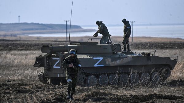 Российские военнослужащие на машине разминирования УР-77 в Херсонской области