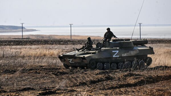 Российские военнослужащие на машине разминирования УР-77