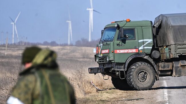 Российские саперы работают над разминированием территории в Херсонской области