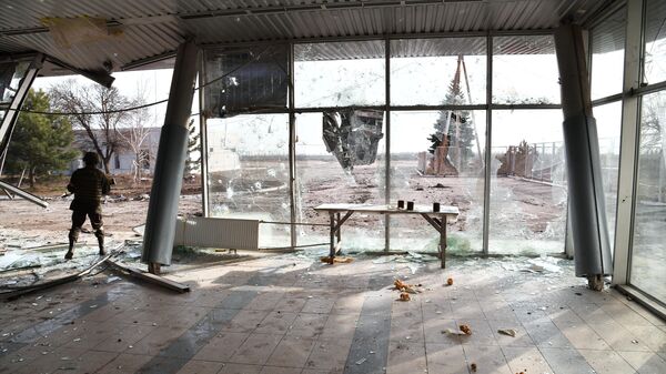 Боец Народной милиции ДНР в здании терминала освобожденного аэропорта Мариуполя