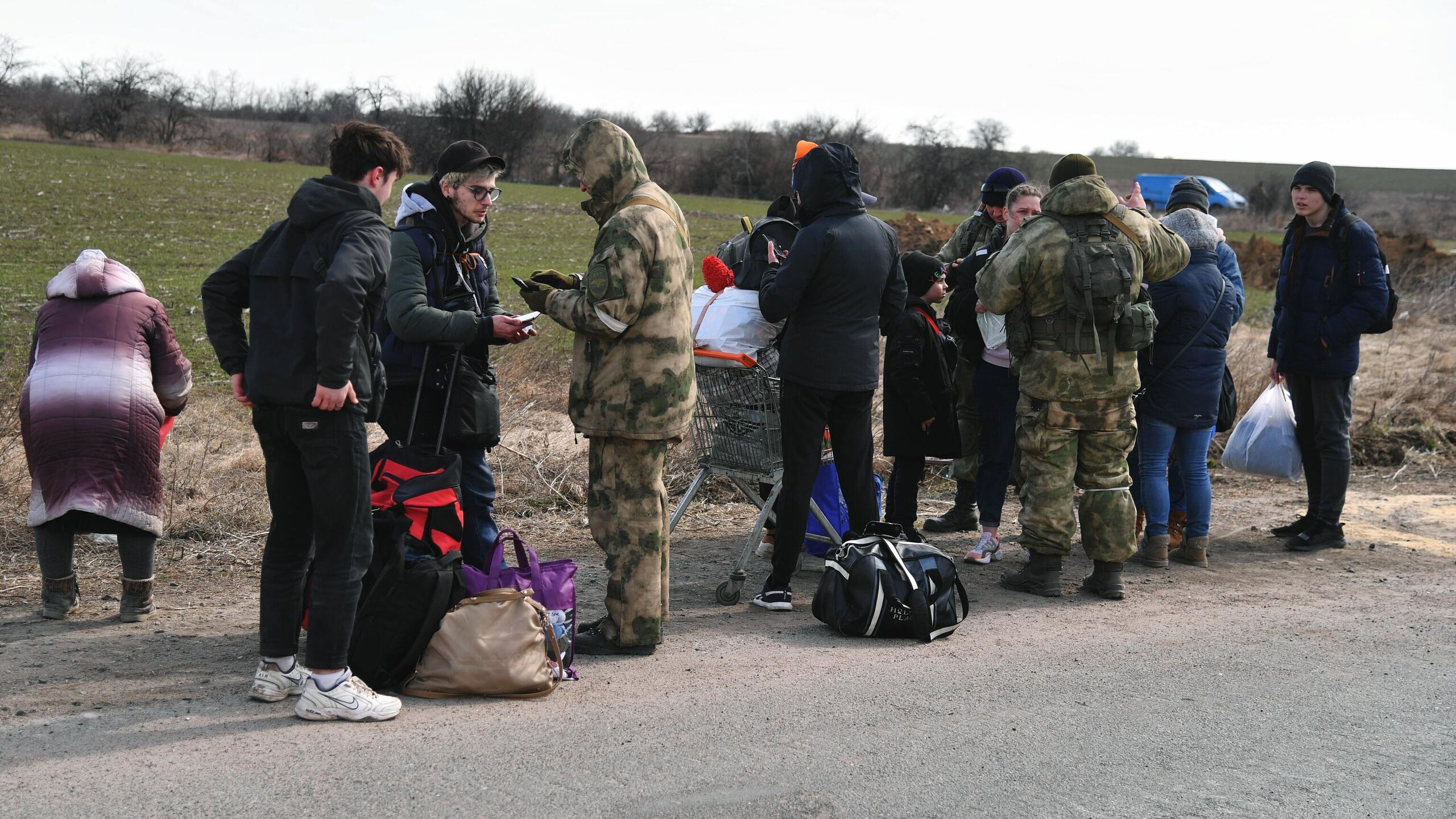 Украина последние новости на сегодня 06.03 2024. Мариуполь беженцы. Беженцы Мариуполь 2022. Беженцы из Украины. Украинские военные обстреливают Гуманитарные коридоры.