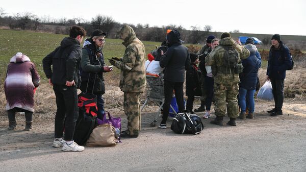 Сотрудники МВД ДНР проверяют беженцев из Мариуполя со стороны поселка Рыбацкое