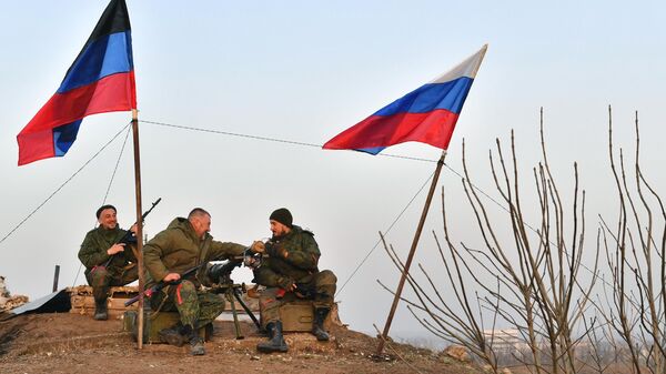 Бойцы Народной милиции Донецкой народной республики с флагами России и ДНР