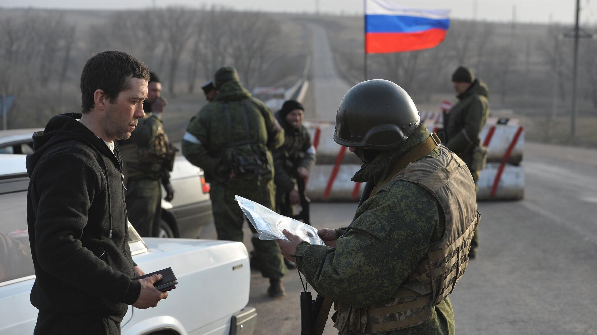 Боец Народной милиции ДНР проверяет документы у водителя на блок-посту под Мариуполем - РИА Новости, 1920, 15.05.2022