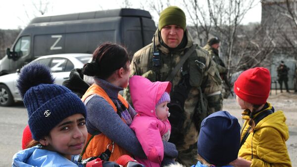 Сотрудник МВД ДНР и беженцы из Мариуполя в районе поселка Рыбацкое Мангушского района Донецкой области