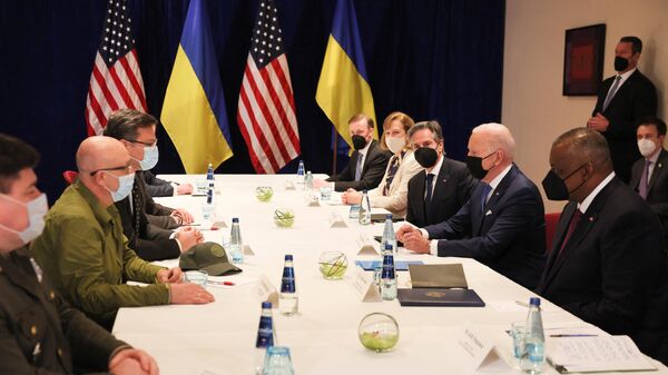 Президент США Джо Байден принял участие во встрече с главой МИД Украины Дмитрием Кулебой и министром обороны Алексеем Резниковым в Варшаве