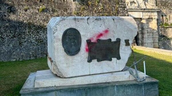 Вандалы осквернили памятник адмиралу Ушакову на греческом острове Корфу