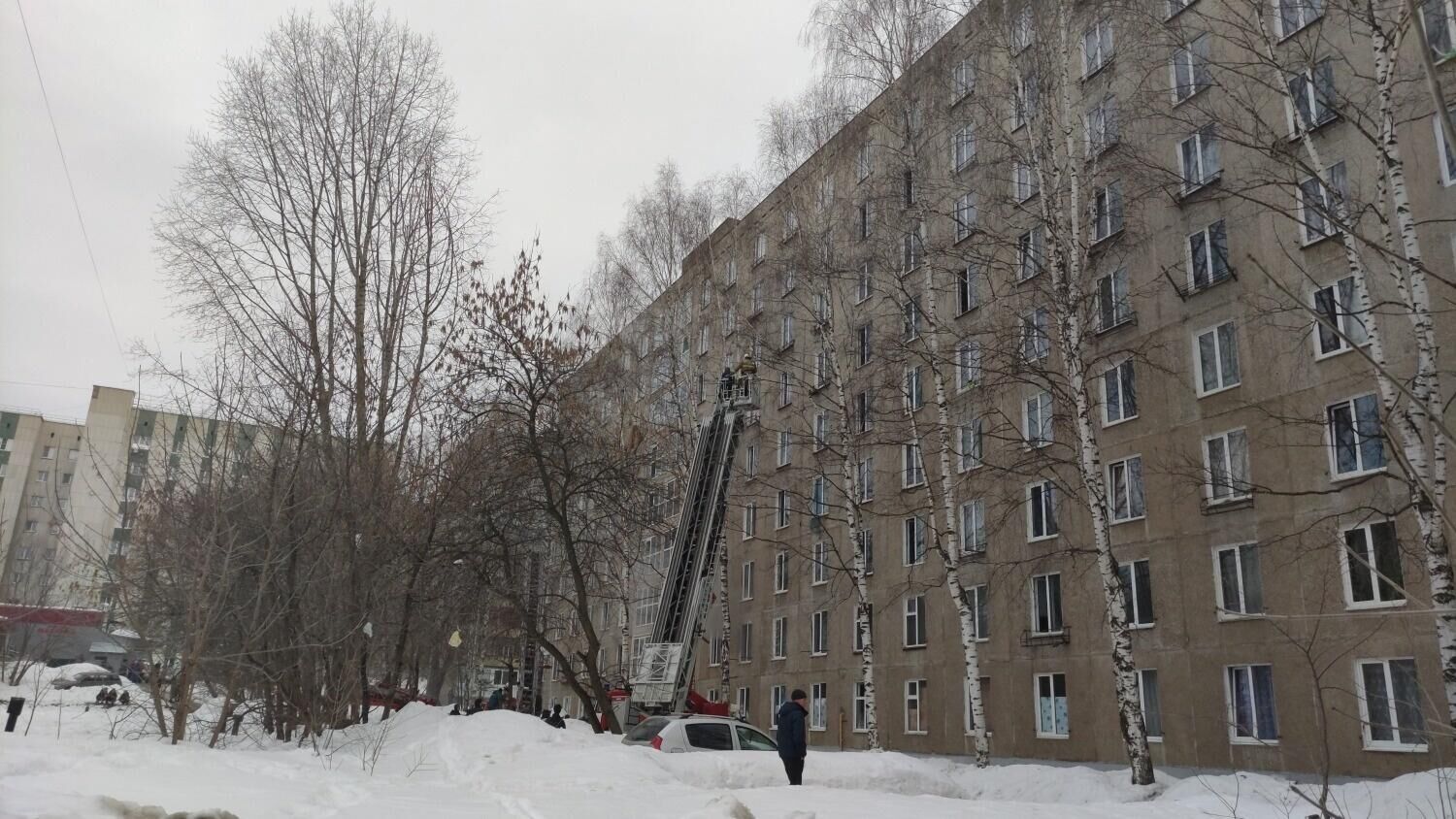 Ликвидация пожара в доме на улице Молодежный Бульвар в Октябрьском районе города Уфы - РИА Новости, 1920, 26.03.2022