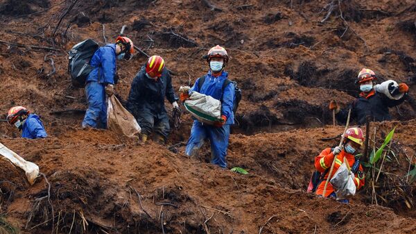 Поисково-спасательные работы на месте крушения пассажирского самолета Boeing 737-800 авиакомпании China Eastern Airlines