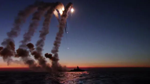 Ракеты Калибр, выпущенные с корабля ВМФ России по инфраструктуре украинской армии. Стоп-кадр видео