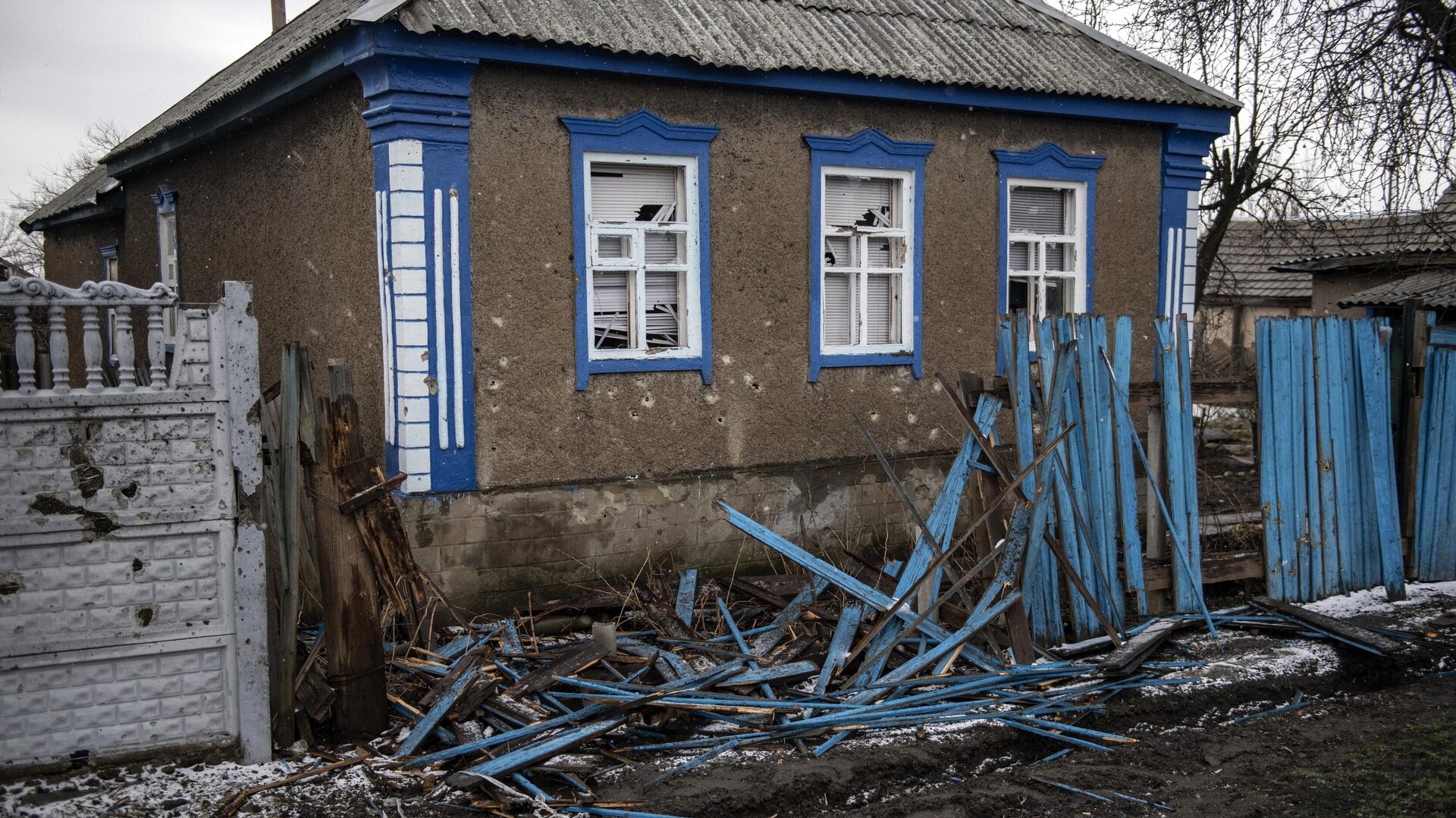 Дом в городе Ровеньки Луганской народной республики, пострадавший в результате попадания украинской ракеты Точка-У - РИА Новости, 1920, 03.04.2022