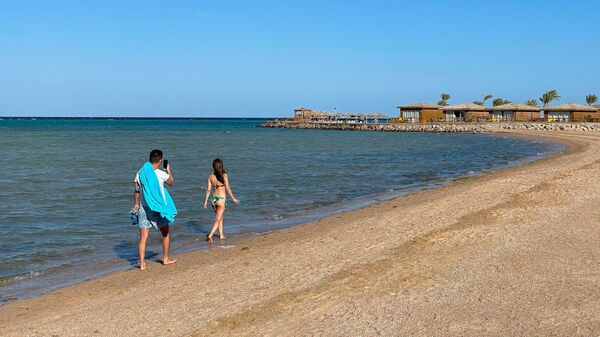 Молодые люди на территории отеля Stella Di Mare Beach Resort & Spa Makadi bay