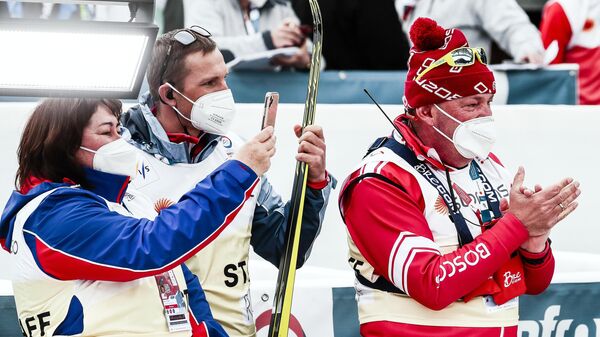 Тренер сборной команды России Маркус Крамер (справа) и президент Федерации лыжных гонок России Елена Вяльбе (слева)