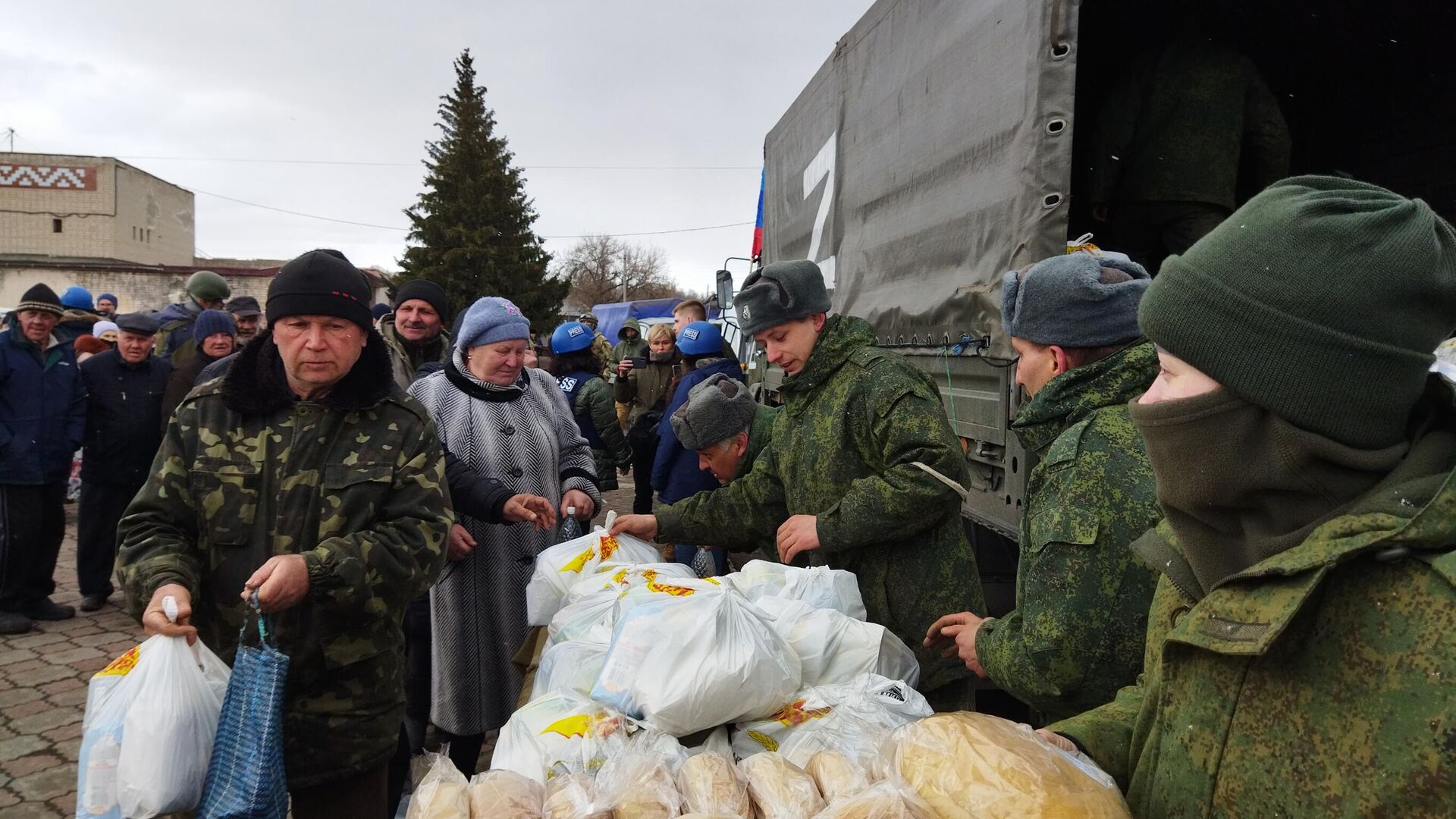 Народная милиция Луганской народной республики и представители местной общественной организации Пища жизни. Донбасс доставили в освобожденные села Трехизбенка и Крымское партию гуманитарной помощи - РИА Новости, 1920, 27.03.2022