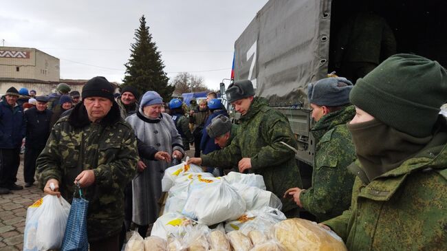 Народная милиция Луганской народной республики и представители местной общественной организации Пища жизни. Донбасс доставили в освобожденные села Трехизбенка и Крымское партию гуманитарной помощи