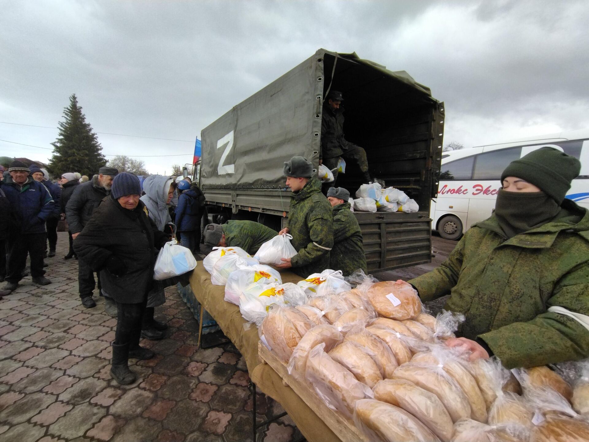 Народная милиция Луганской народной республики и представители местной общественной организации Пища жизни. Донбасс доставили в освобожденные села Трехизбенка и Крымское партию гуманитарной помощи - РИА Новости, 1920, 27.03.2022