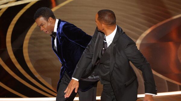 Уилл Смит бьет Криса Рока во время 94-й церемонии вручения премии Оскар