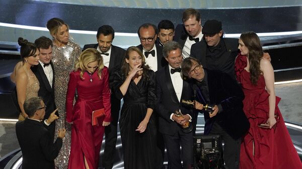 Актеры и съемочная группа фильма CODA: ребенок глухих родителей с наградой за лучший фильм на 94-й церемонии вручения премии Оскар