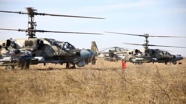 Вертолеты Ка-52 сопроводили армейские колонны. Кадры Минобороны РФ