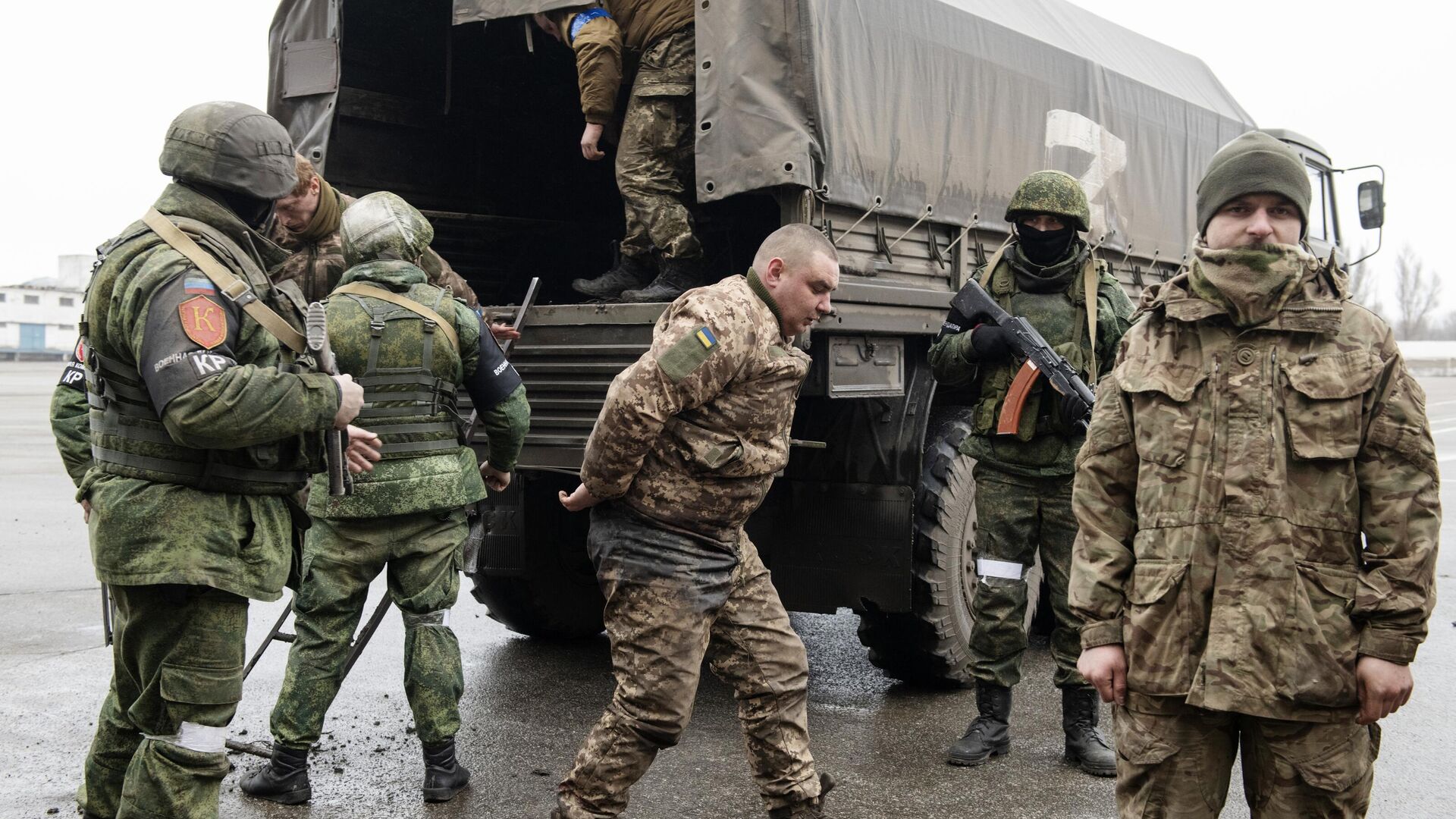 Добровольно сдавшиеся в плен военнослужащие украинской армии - РИА Новости, 1920, 04.12.2022