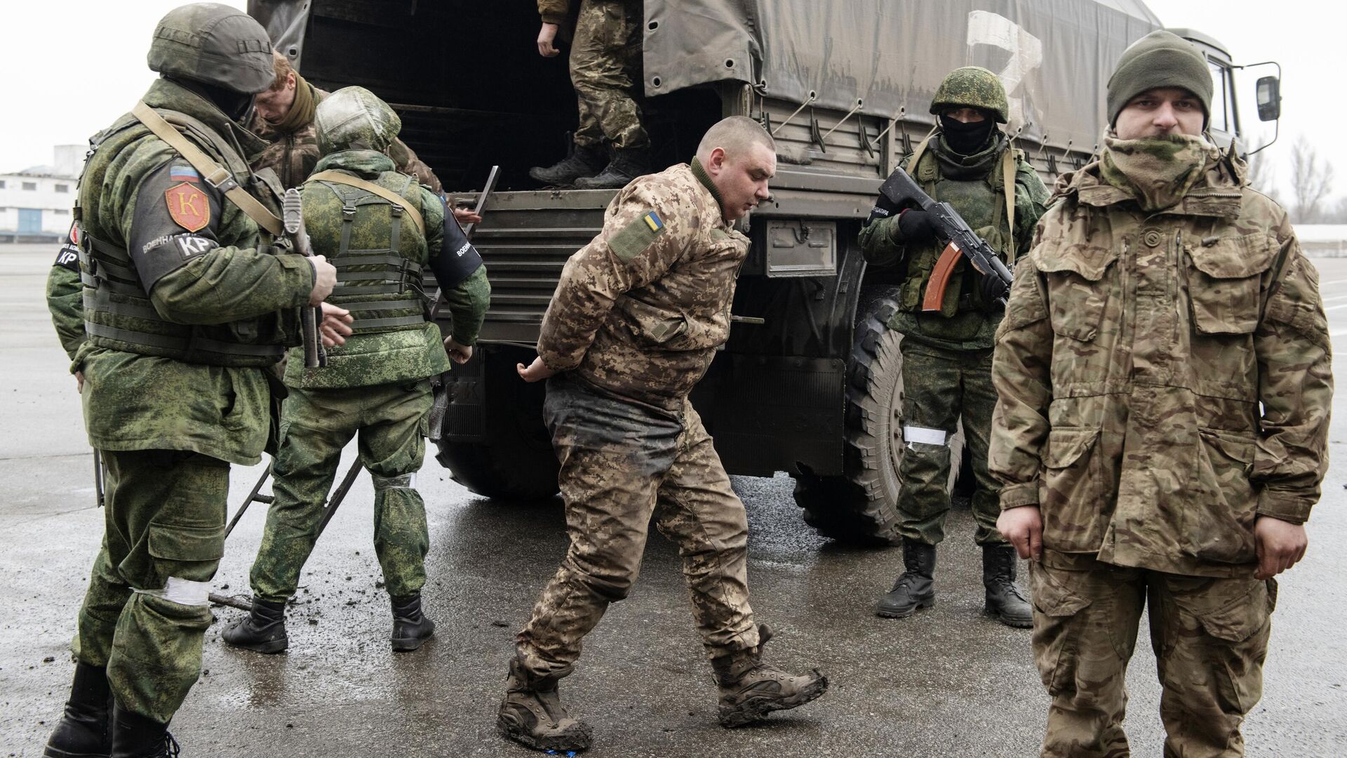 Добровольно сдавшиеся в плен военнослужащие украинской армии - РИА Новости, 1920, 04.12.2022