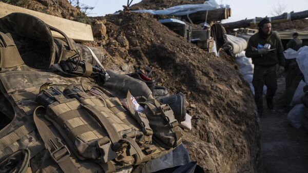 Бронежилет военнослужащего армии Украины лежит на краю окопа