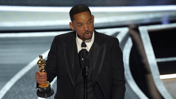 Уилл Смит плачет, принимая награду на церемонии Оскар за роль в фильме Король Ричард