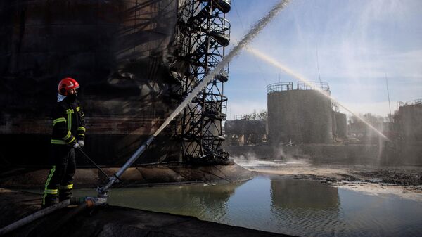 Последствия ракетного удара по нефтебазе во Львове