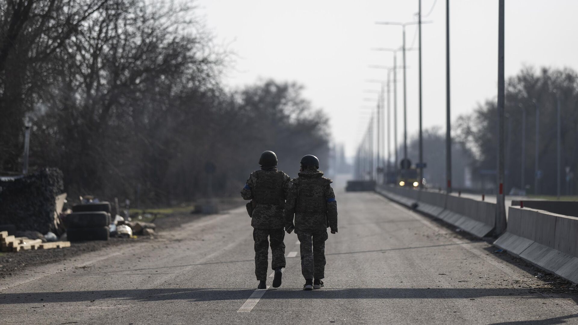 Военнослужащие армии Украины идут по шоссе на окраине города Николаев - РИА Новости, 1920, 05.04.2022