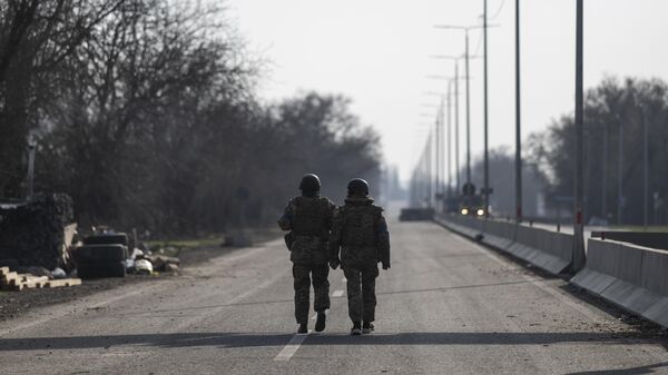Военнослужащие армии Украины идут по шоссе на окраине города Николаев