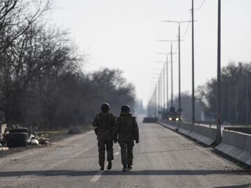 Военнослужащие армии Украины идут по шоссе на окраине города Николаев