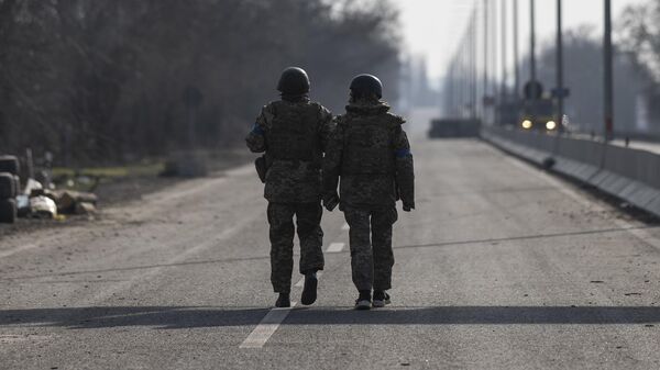Военнослужащие армии Украины идут по шоссе на окраине города Николаева