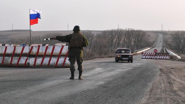 Боец Народной милиции ДНР на блок-посту