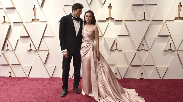 Мила Кунис и Эштон Катчер на красной ковровой дорожке перед церемонией вручения премии Оскар