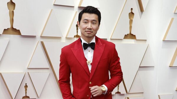 Канадский актер Симу Лю на красной ковровой дорожке перед церемонией вручения премии Оскар