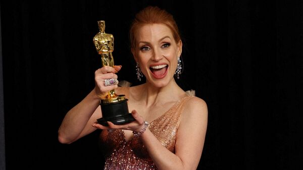 Победительница в номинации Лучшая женская роль Джессика Честейн на 94-й церемонии вручения премии Оскар