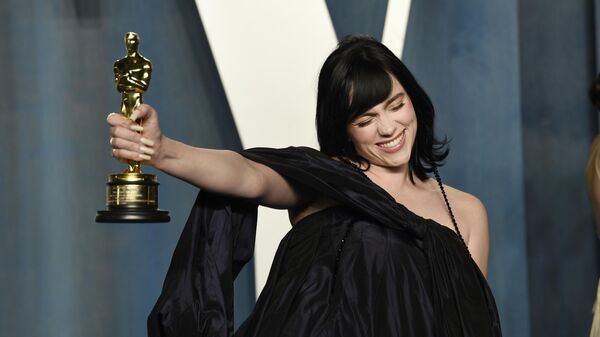 Билли Айлиш на ее награда Оскар, полученная за песню к последнему фильму о Джеймсе Бонде Не время умирать