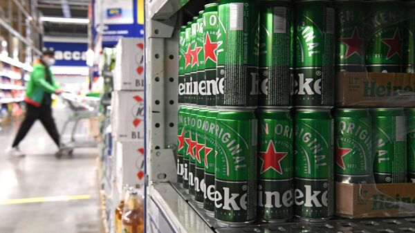 Пиво Heineken на полке в магазине
