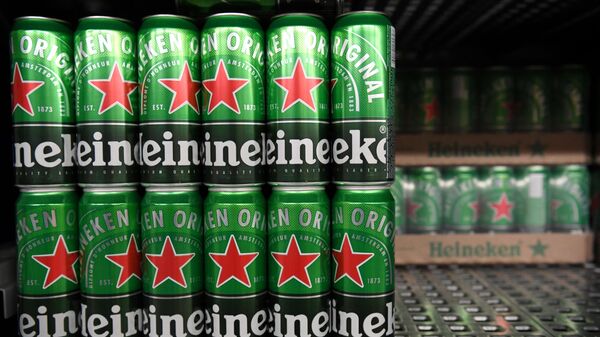 Пиво Heineken на полках в магазине