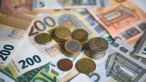 Денежные купюры и монеты евро 