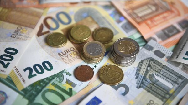 Денежные купюры и монеты евро 