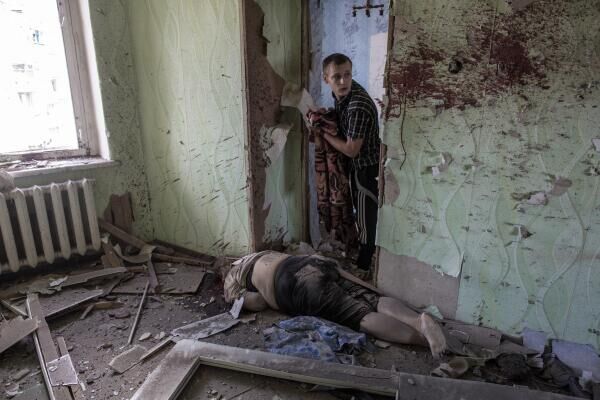 Тело погибшей в своей квартире женщины. Последствия артиллерийского обстрела украинскими военными микрорайона Артема в Славянске