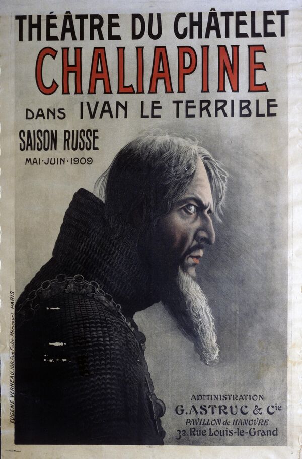 Русский певец Федор Иванович Шаляпин в роли царя Ивана Грозного на афише Парижского театра Шатле. Русские сезоны, май - июнь 1909 г. Репродукция.