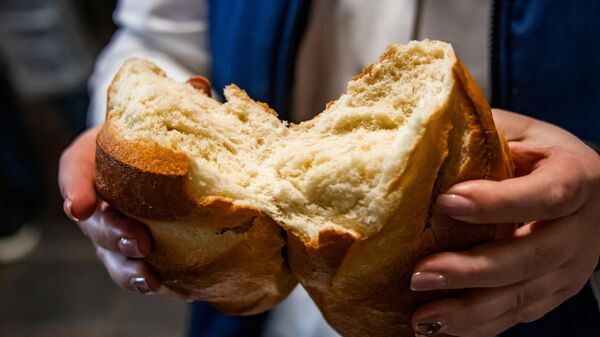 Производство хлеба на заводе компании АО Крымхлеб в Симферополе