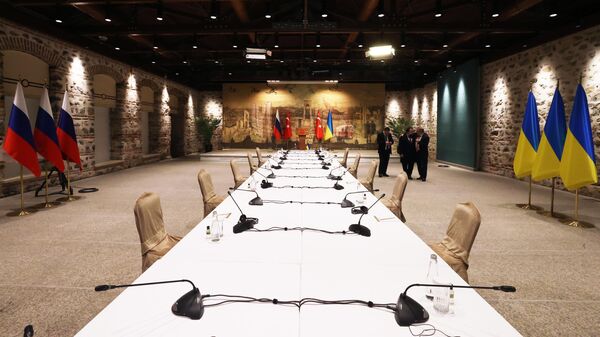 Стол российско-украинских переговоров во дворце Долмабахче в Стамбуле