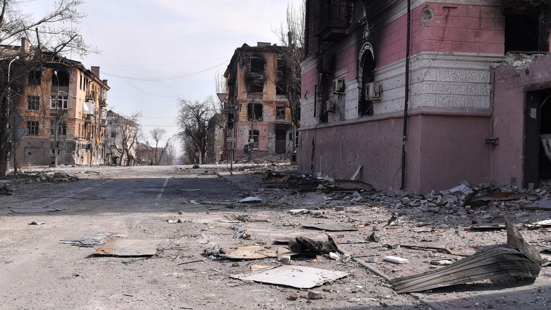 Разрушенные в результате обстрелов жилые дома в Мариуполе - РИА Новости, 1920, 29.03.2022