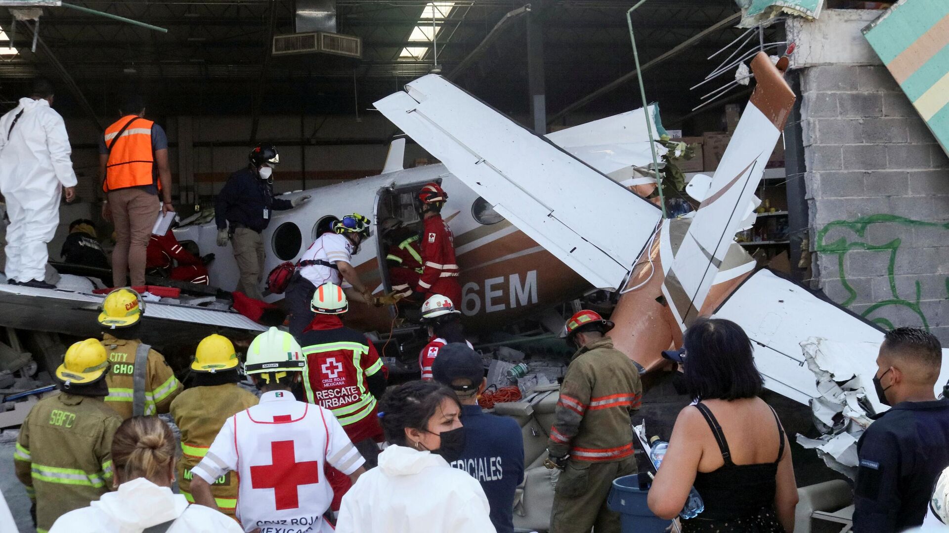 Легкомоторный самолет упал на здание супермаркета в Темиско, штат Морелос, Мексика - РИА Новости, 1920, 29.03.2022