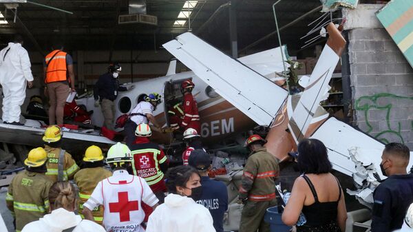 Легкомоторный самолет упал на здание супермаркета в Темиско, штат Морелос, Мексика