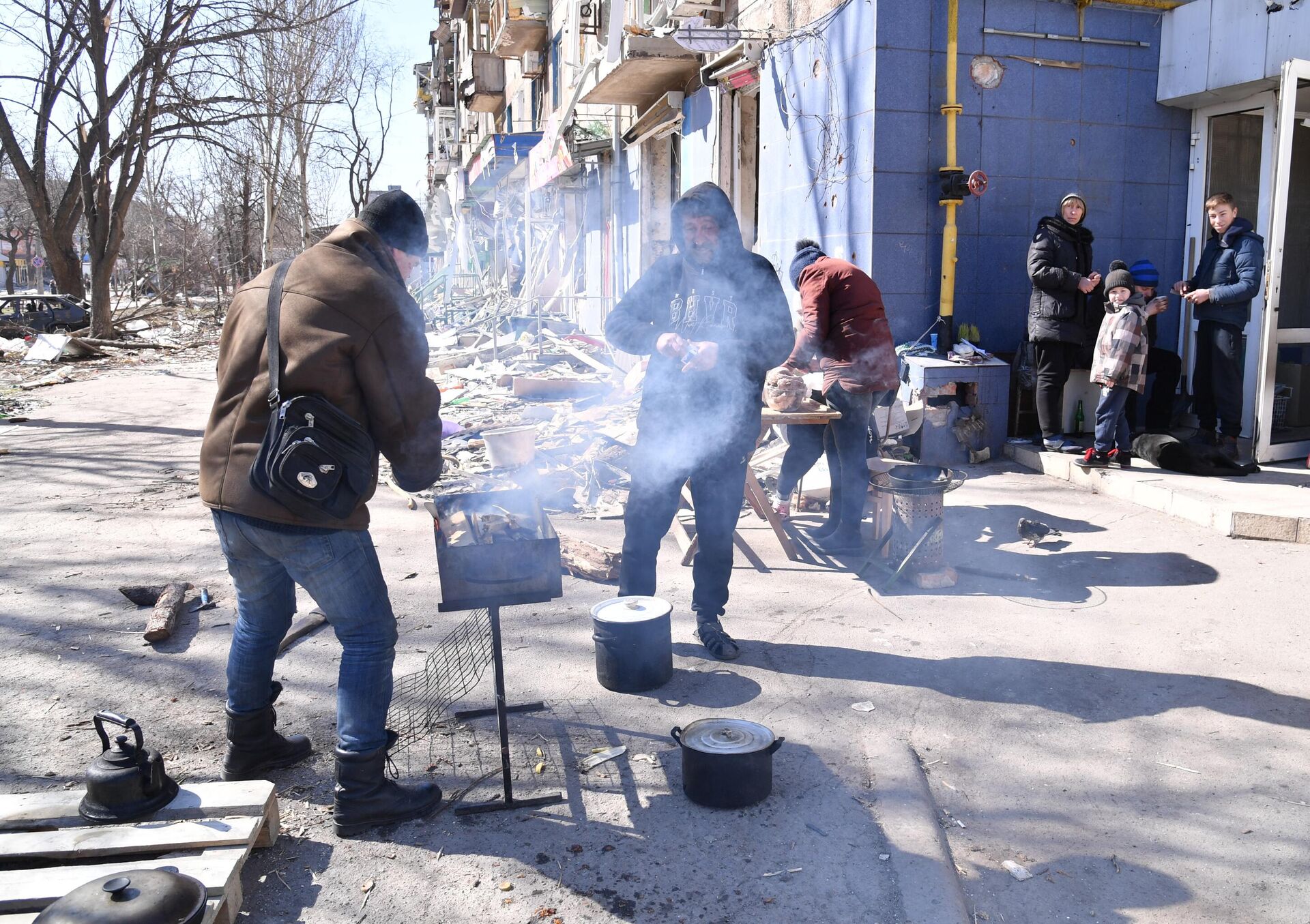 Жители готовят пищу на одной из улиц Мариуполя - РИА Новости, 1920, 30.03.2022