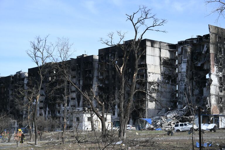 Разрушенный в результате обстрелов жилой дом в Мариуполе